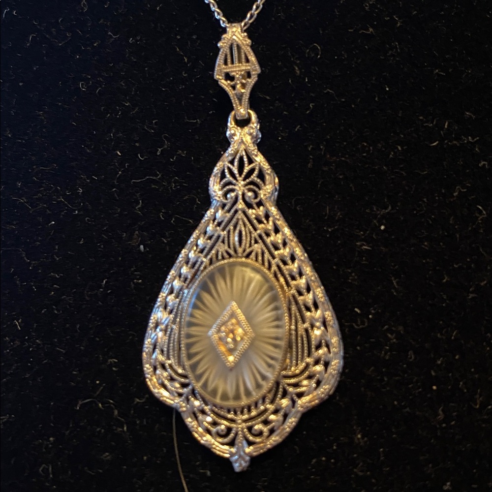 Elegant 10K Gold Filigree Pendant - Picture 4 of 4